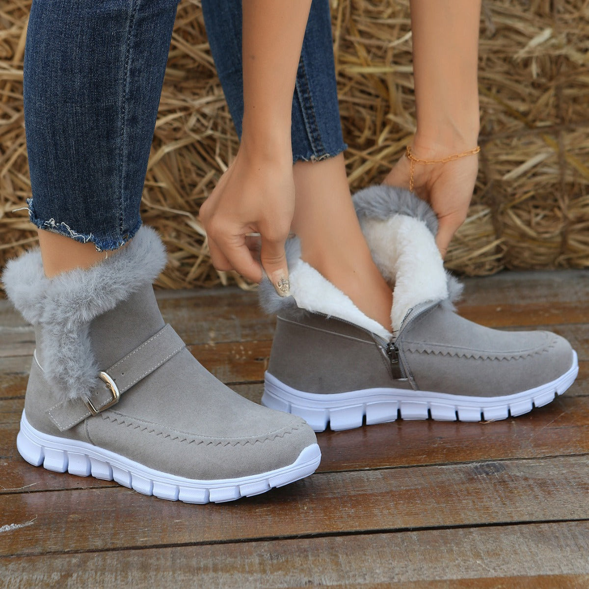 Damen nan gefütterte Kurzstiefel mit Kunstfellbesatz, Velourslederoptik, seitlichem Reißverschluss, dekorativer Metallschnalle und profilierter Lightweight-Sohle