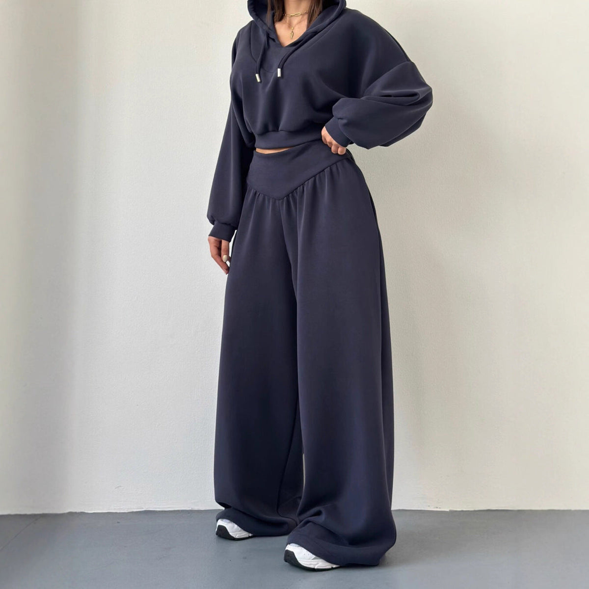 Damen nan luxuriöses Freizeitset Kapuzenpullover mit V-Ausschnittdetail und Culotte mit hoher Taille