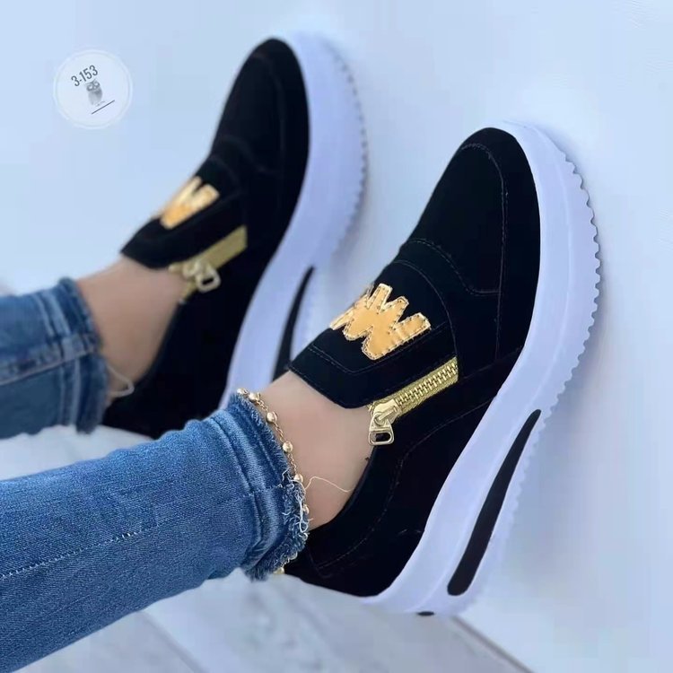 Damen nan Slip-On Plateau-Sneaker mit seitlichem Deko-Reißverschluss und metallischer Logo-Applikation