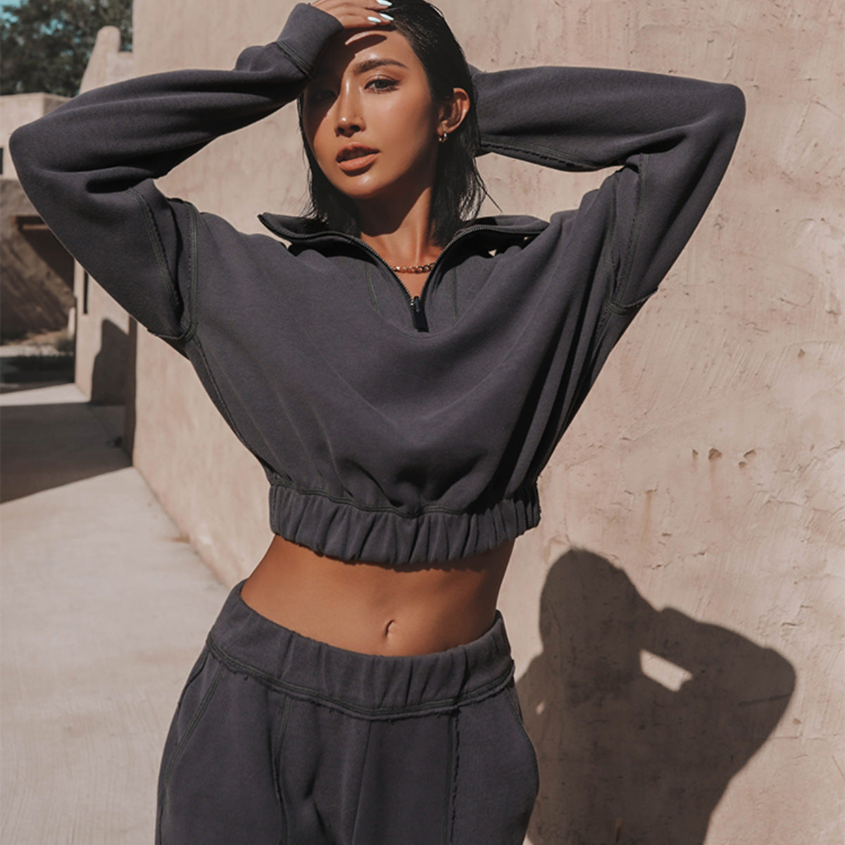 Damen nan kurzes Kapuzen-Sweatshirt mit halbem Reißverschluss elastischem Saum und Kontrastnähten