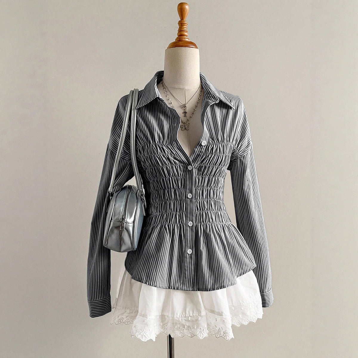 Damen nan taillierte Hemdbluse mit geraffter Brustpartie und Schößchen