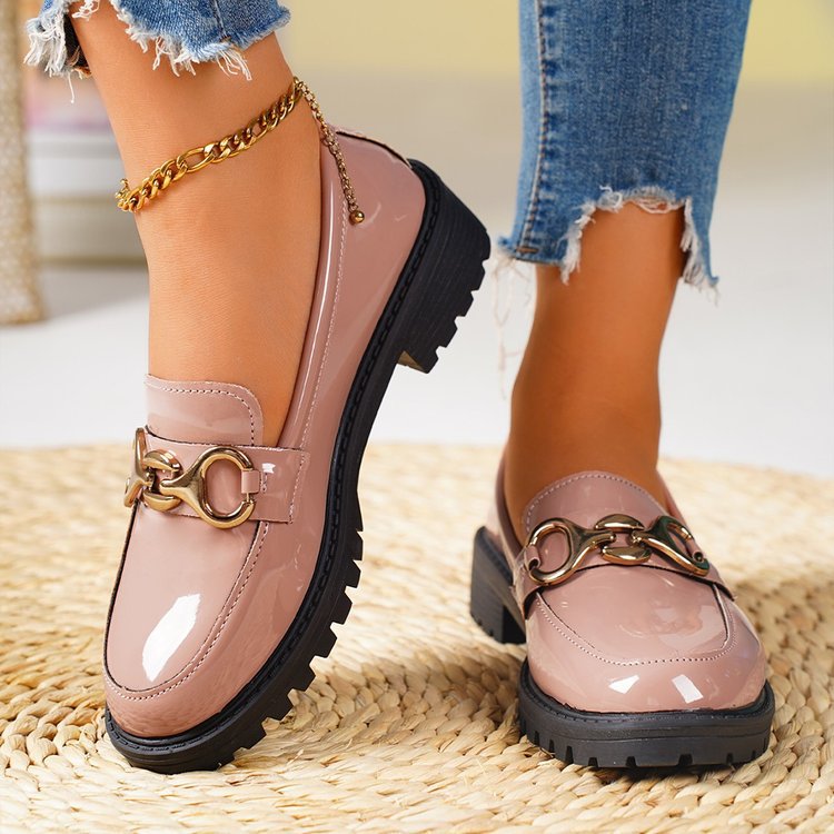 Damen nan lackierte Loafer mit profilierter Traktorsohle und goldener Zierkette