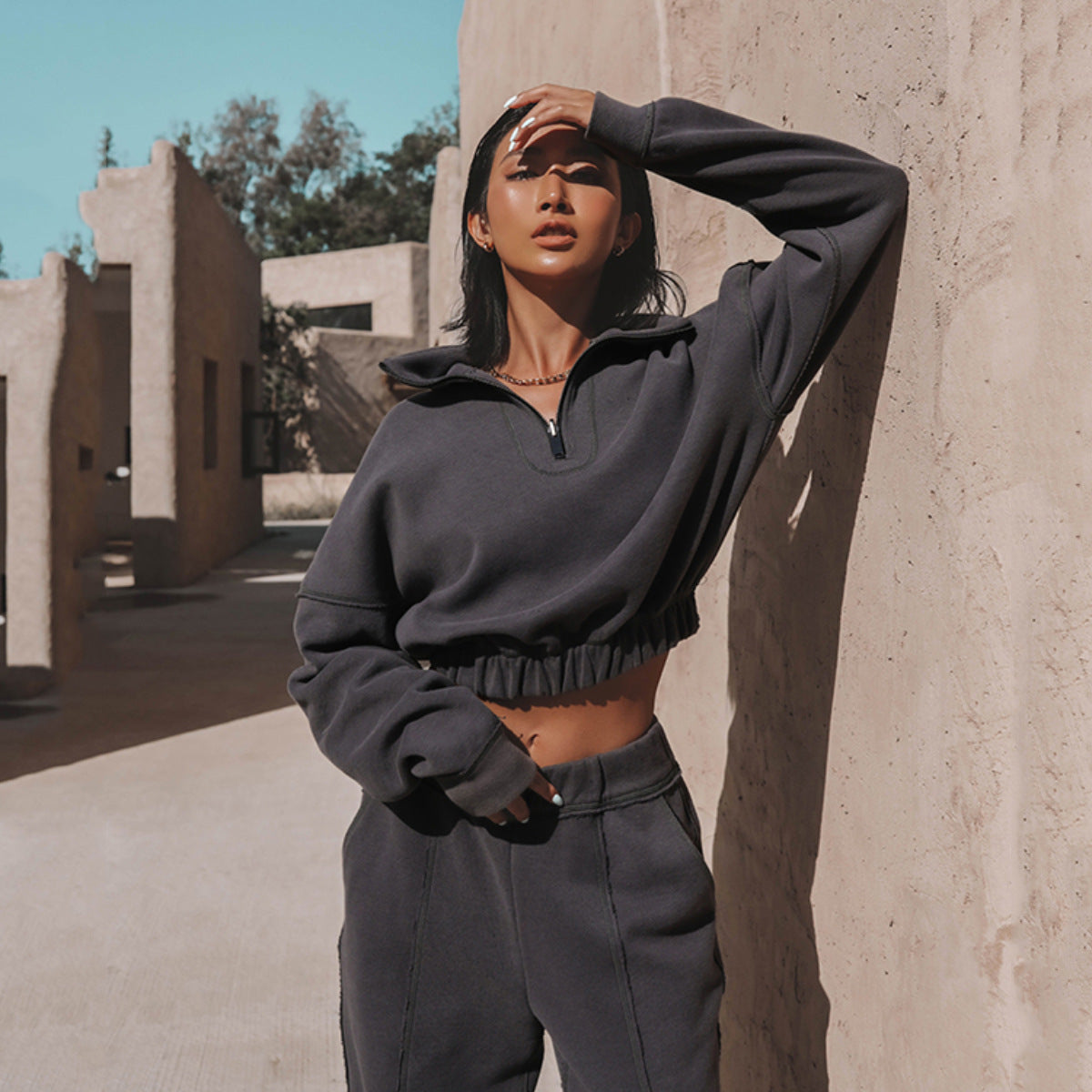 Damen nan kurzes Kapuzen-Sweatshirt mit halbem Reißverschluss elastischem Saum und Kontrastnähten