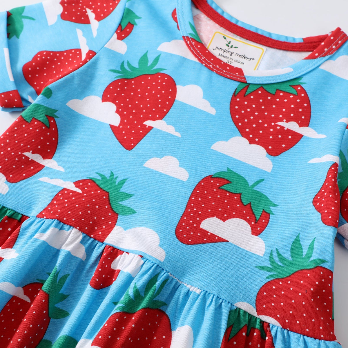Mädchen Sommerkleid mit fröhlichem Erdbeer-Print