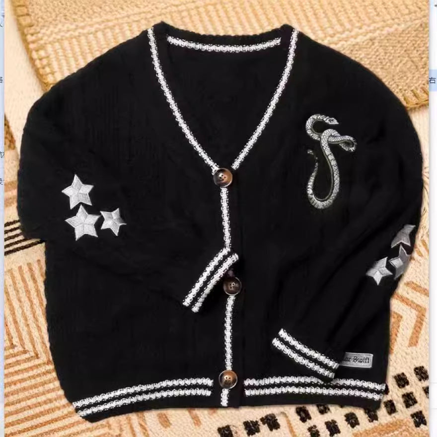 Damen nan gestrickte College-Cardigan mit Zopfmuster, V-Ausschnitt, kontraststreifen und gestickten Applikationen