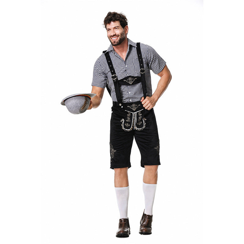 Herren nan traditionelle Trachtenlederhose mit bestickten Hosenträgern, kariertem Trachtenhemd und Filzhut