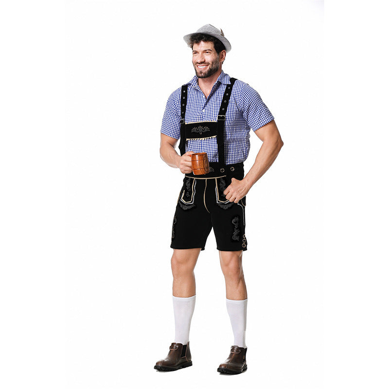 Herren nan traditionelle Trachtenlederhose mit bestickten Hosenträgern, kariertem Trachtenhemd und Filzhut