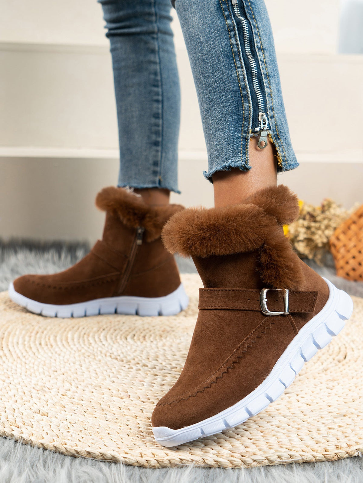 Damen nan gefütterte Kurzstiefel mit Kunstfellbesatz, Velourslederoptik, seitlichem Reißverschluss, dekorativer Metallschnalle und profilierter Lightweight-Sohle