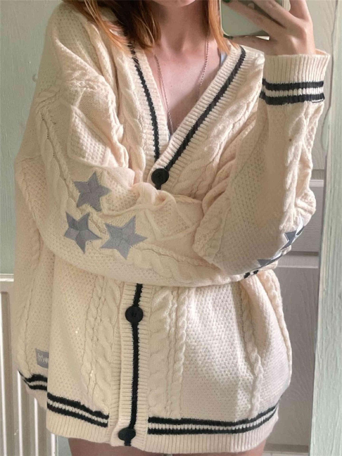 Damen nan oversized Zopfmuster-Cardigan mit V-Ausschnitt, Knopfleiste und Sternapplikationen