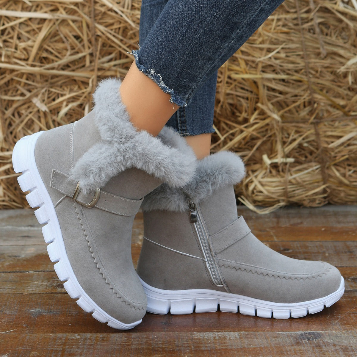 Damen nan gefütterte Kurzstiefel mit Kunstfellbesatz, Velourslederoptik, seitlichem Reißverschluss, dekorativer Metallschnalle und profilierter Lightweight-Sohle