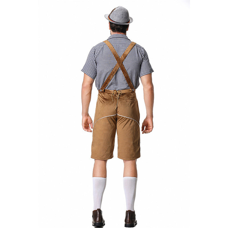 Herren nan traditionelle Trachtenlederhose mit bestickten Hosenträgern, kariertem Trachtenhemd und Filzhut