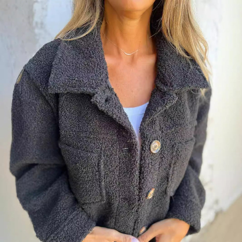 Damen nan Teddyjacke mit großem Reverskragen, durchgehender Knopfleiste und aufgesetzten Pattentaschen