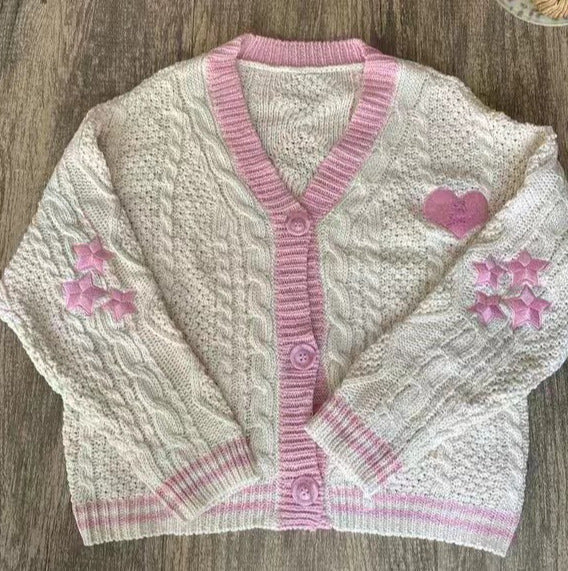 Damen nan gestrickte Cardigan mit Zopfmuster V-Ausschnitt und Herz- und Sternapplikationen