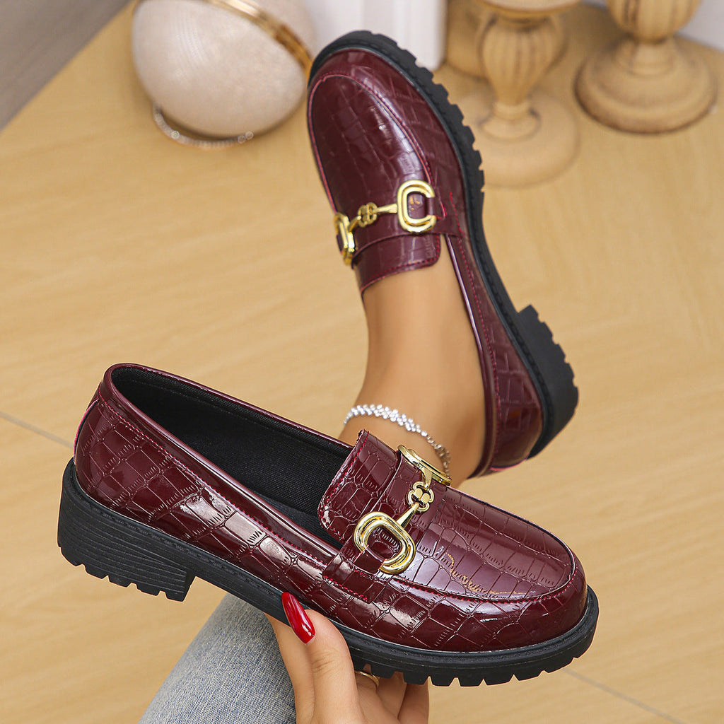 Damen nan glänzende Krokoprägung Loafer mit profilierter Traktorsohle und goldener Zierschnalle