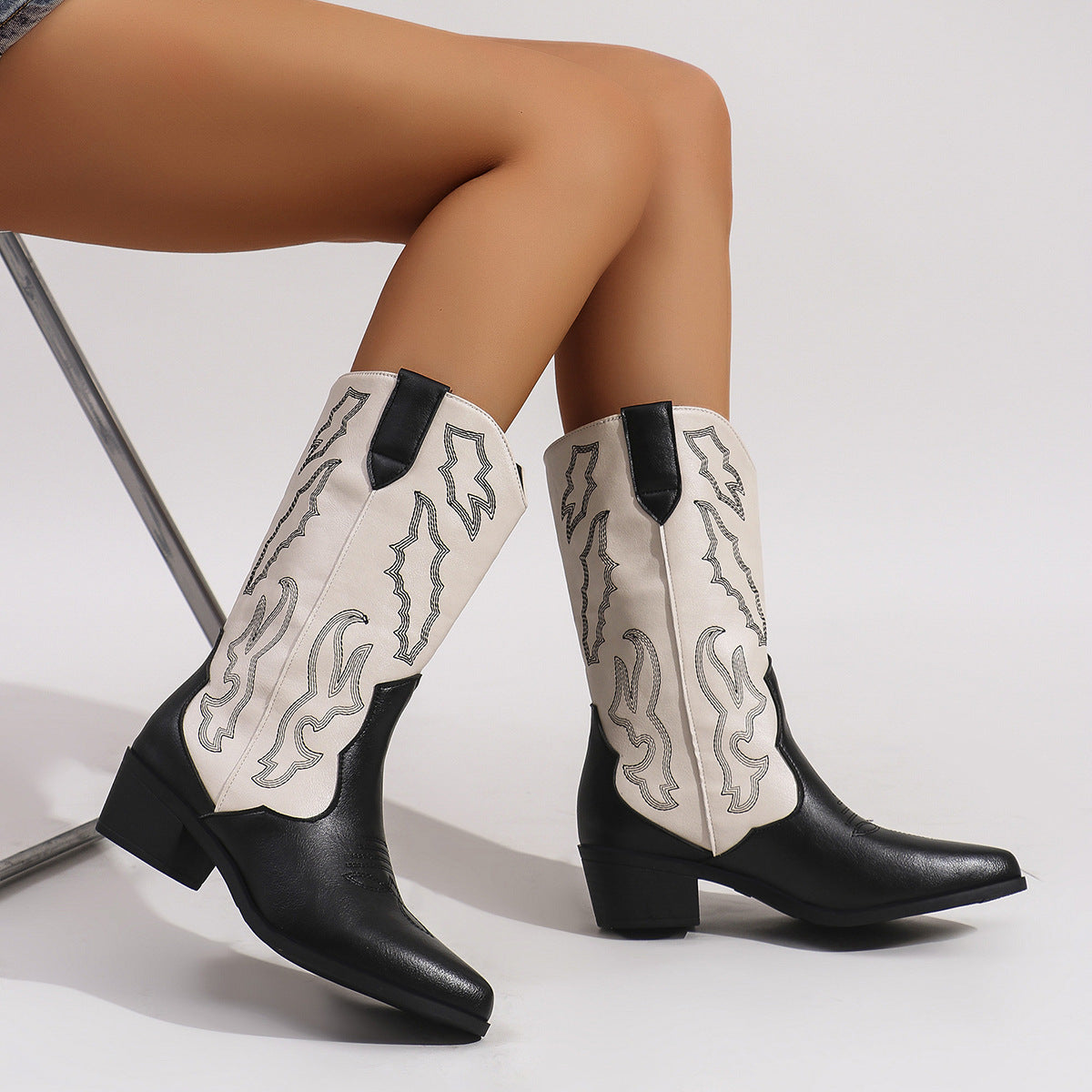Damen nan Cowboystiefel im Westernstil mit mittelhohem Blockabsatz spitzer Zehenkappe und dekorativer Stickerei