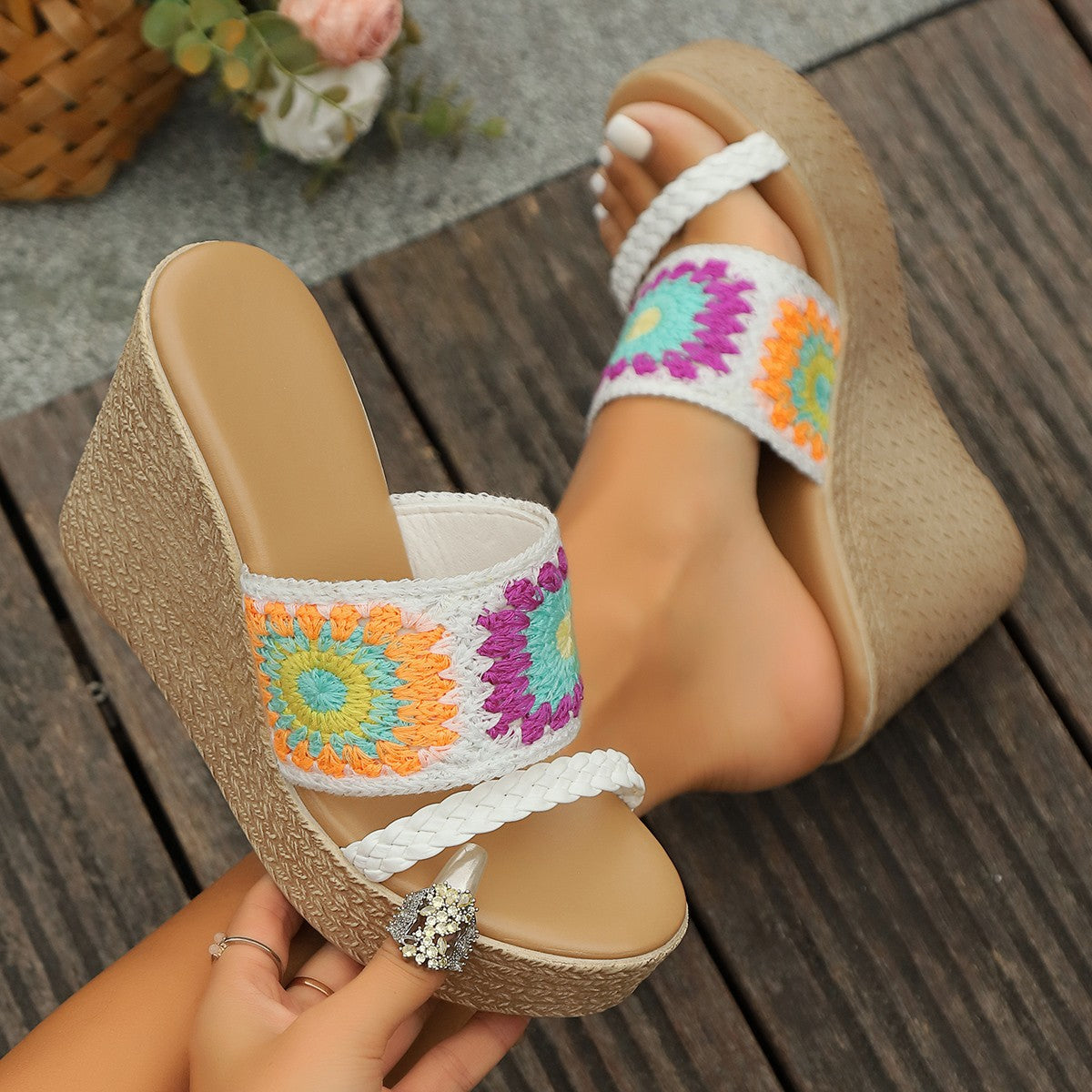 Damen Hochwertige Plateau-Sandalen mit buntem Stickdesign und komfortablem Fußbett Selmira