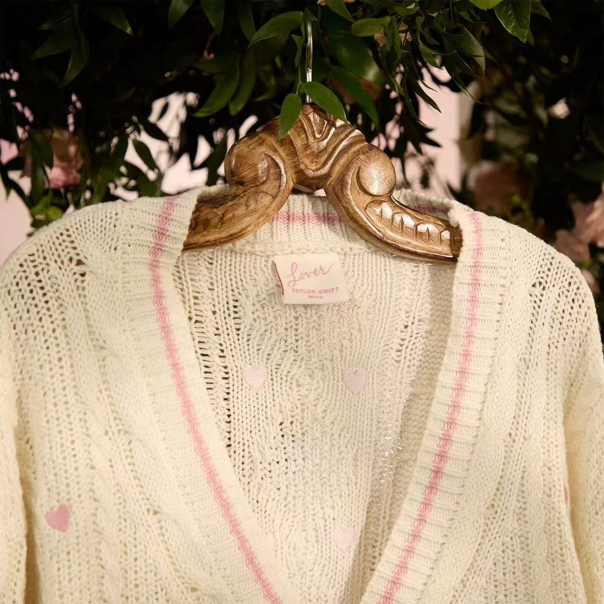 Damen nan grob gestrickter V-Ausschnitt-Cardigan mit Herzapplikationen und dekorativen Herzknöpfen