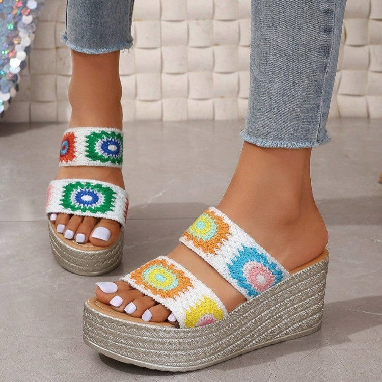 Damen Hochwertige Plateau-Sandalen mit buntem Stickdesign und komfortablem Fußbett Selmira