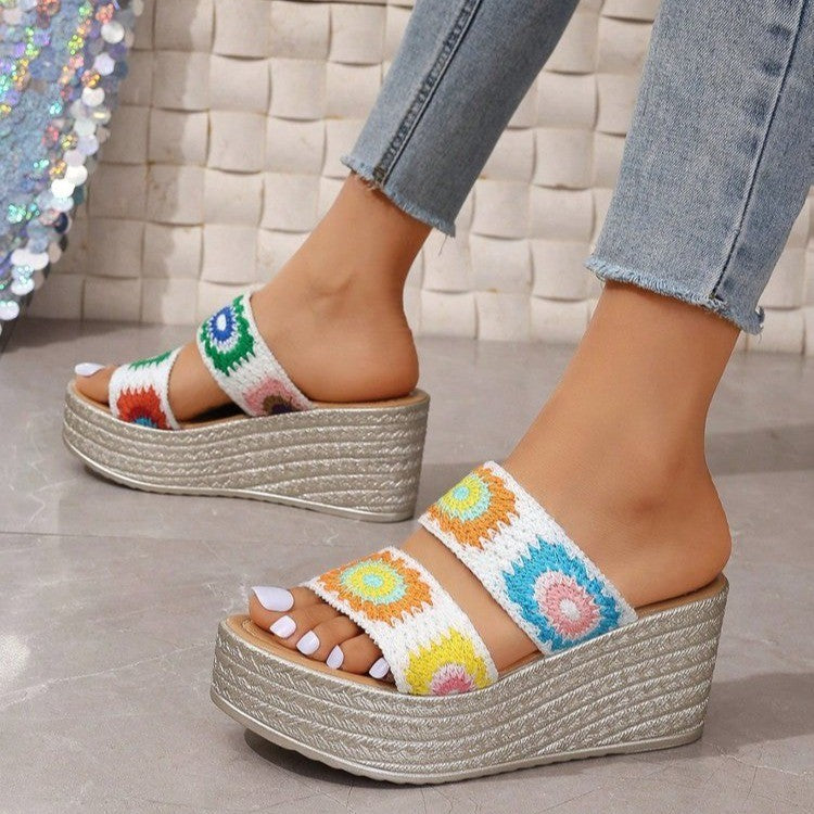 Damen Hochwertige Plateau-Sandalen mit buntem Stickdesign und komfortablem Fußbett Selmira