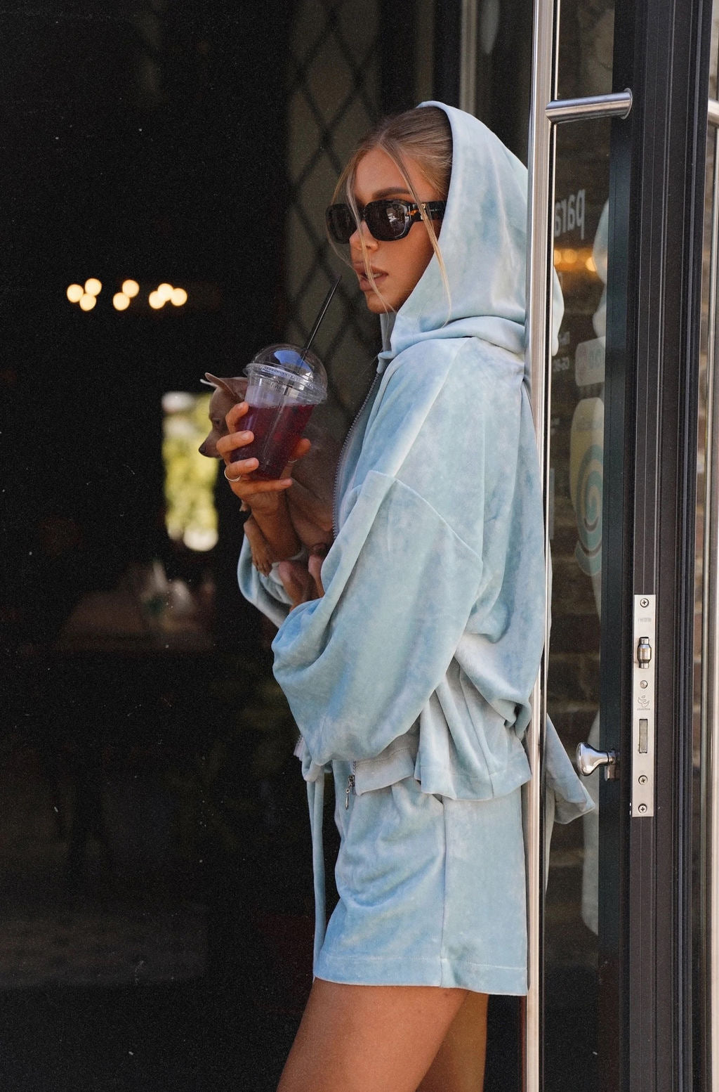 Damen nan lässiges Velours Lounge-Set mit kurz geschnittener Kapuzenjacke und hochgeschnittenen Shorts