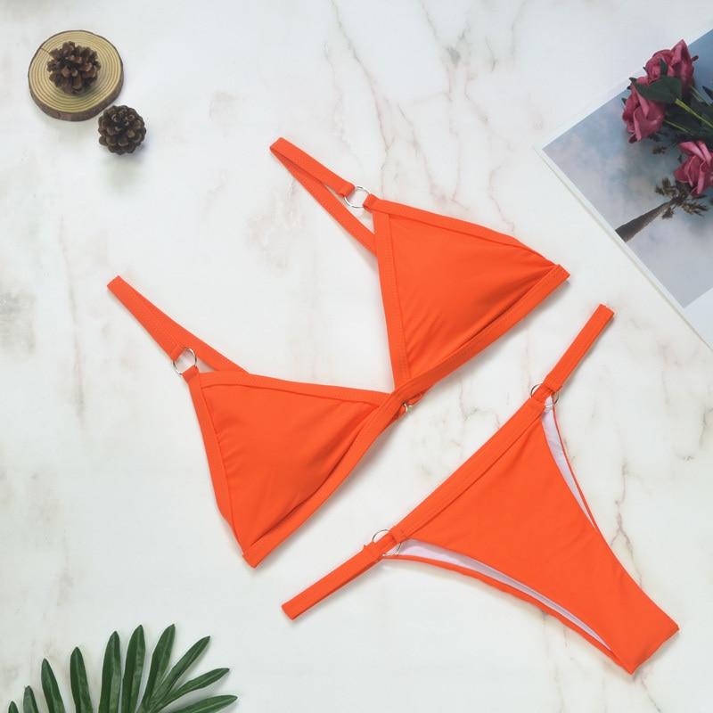 Selmira Zweiteiliger Bikini-Badeanzug mit goldfarbigen Metallringen und dreieckigen Körbchen