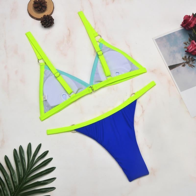 Selmira Zweiteiliger Bikini-Badeanzug mit goldfarbigen Metallringen und dreieckigen Körbchen